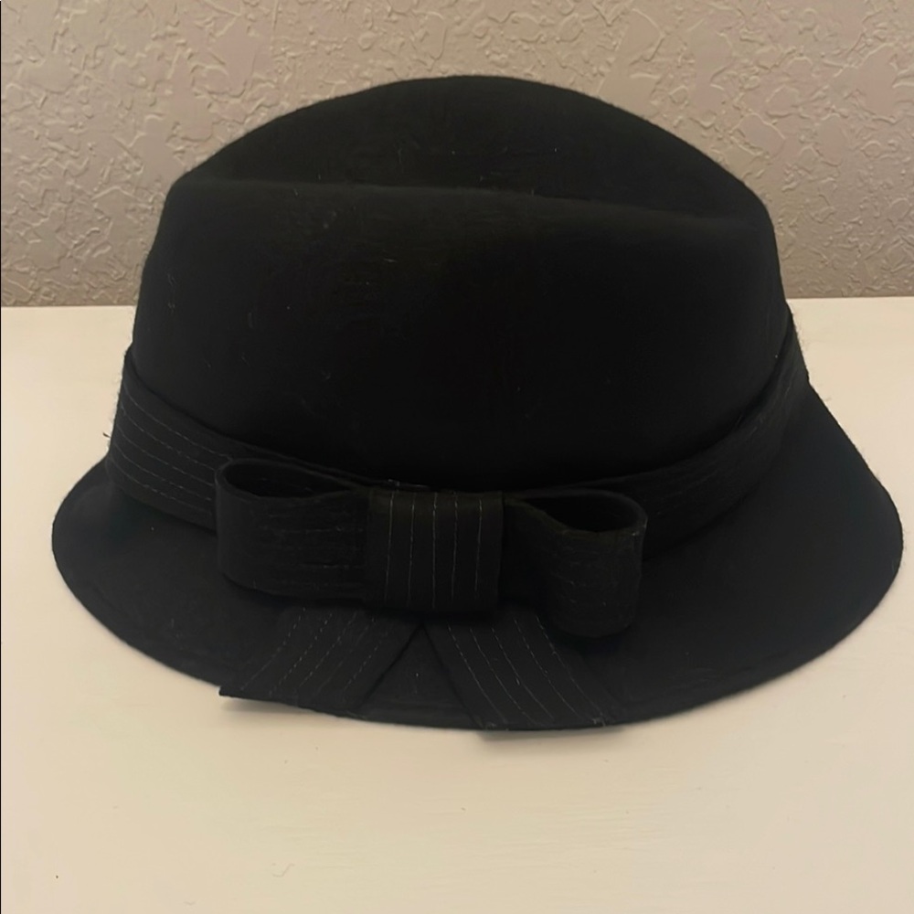 GAP Women's Classic Black Hat with Bow